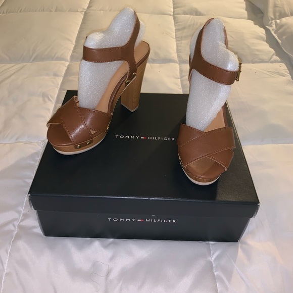 ❌SOLD❌ New Tommy Hilfiger Tan Wood Heels size 6 - Picture 1 of 4